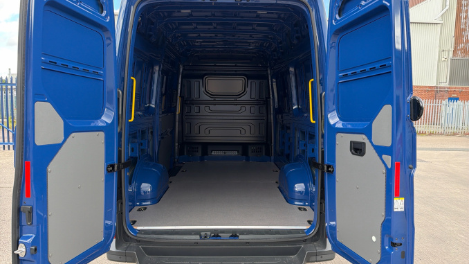 Volkswagen Crafter Cr35 Mwb Diesel Fwd 2.0 TDI 140PS Commerce Plus High Roof Van - Image 18